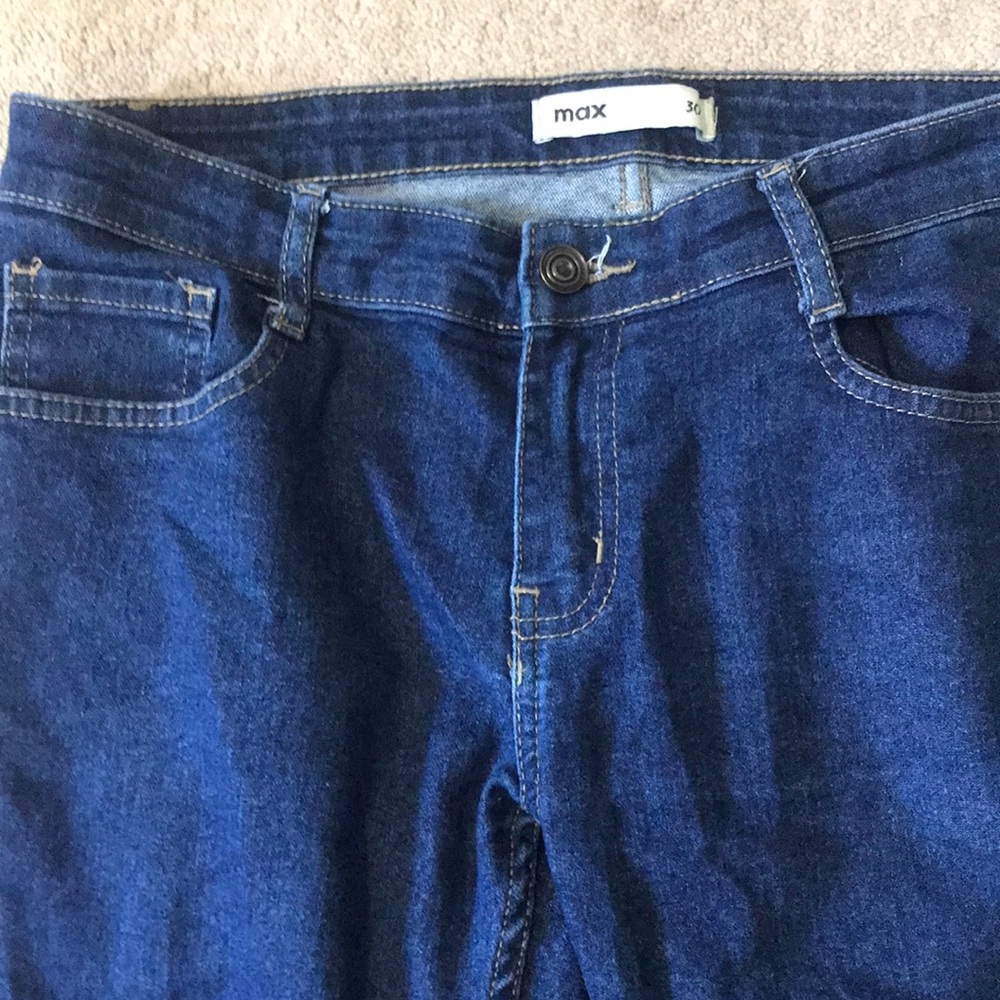 A dark blue jeans